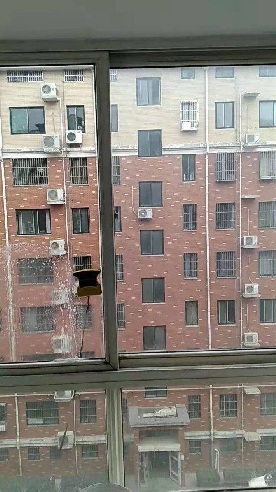 擦（cā）玻璃案例